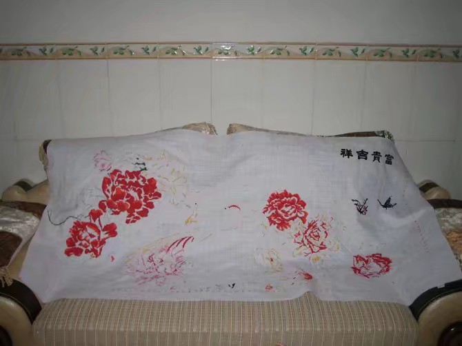 阿朋花了180元买十字绣，用14个月时间绣好了，心里乐滋滋的