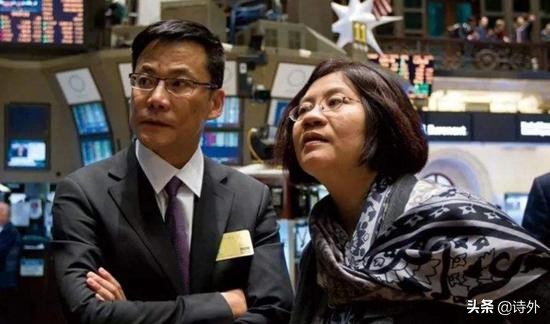 春日客厅飘荡书香，书贩夫妻再战当当