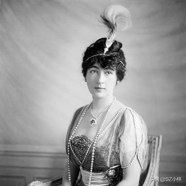 轻盈飘逸的羽毛，承载厚重的文化，演绎珠宝界永不落幕的时尚经典