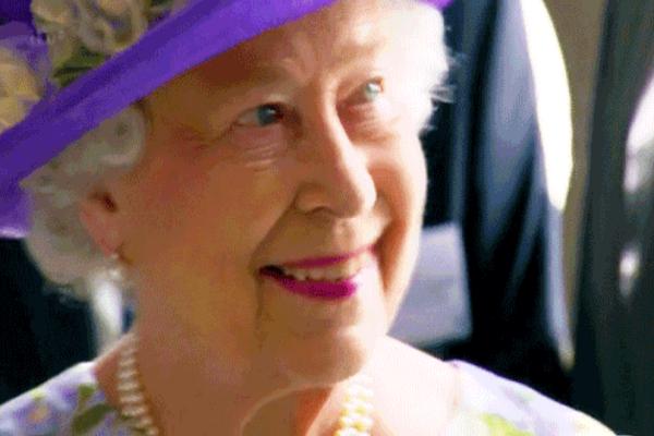 英国女王穿什么衣服最好看,英国女王的衣服为啥都是五颜六色