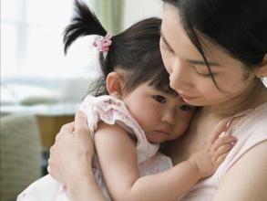 一岁多的宝宝总是爱粘人,一岁半宝宝性格内向如何引导