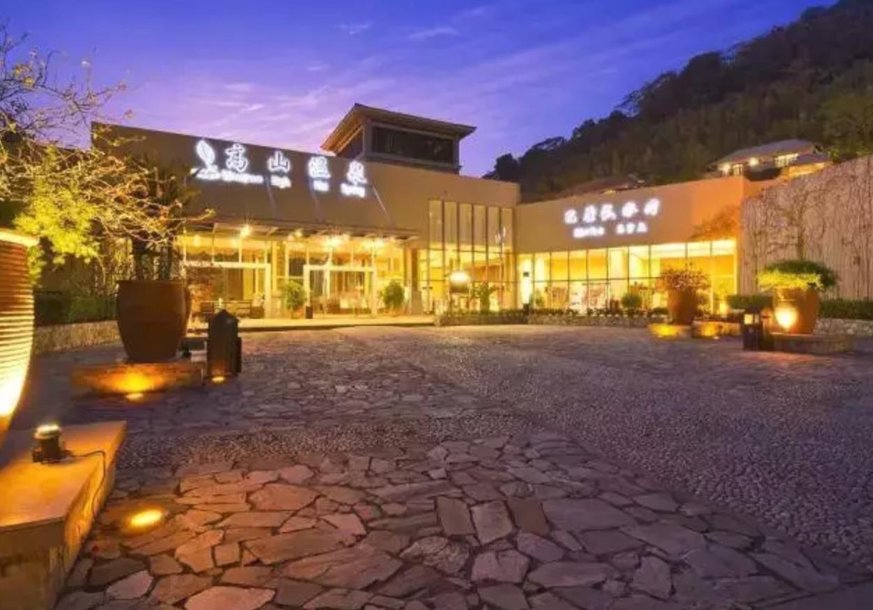 温泉胜地广州,巴厘岛半山宫殿泡温泉