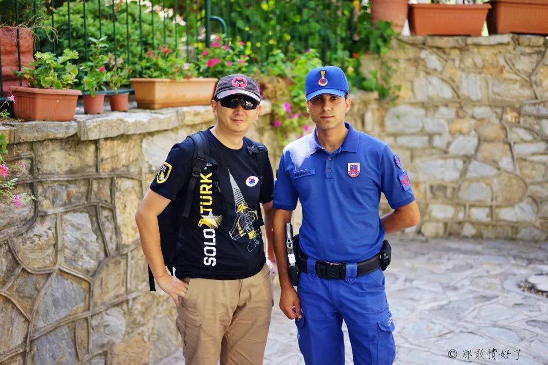 据说塞尔丘克的山坡上的许愿墙很灵验，好多土耳其人来此许愿