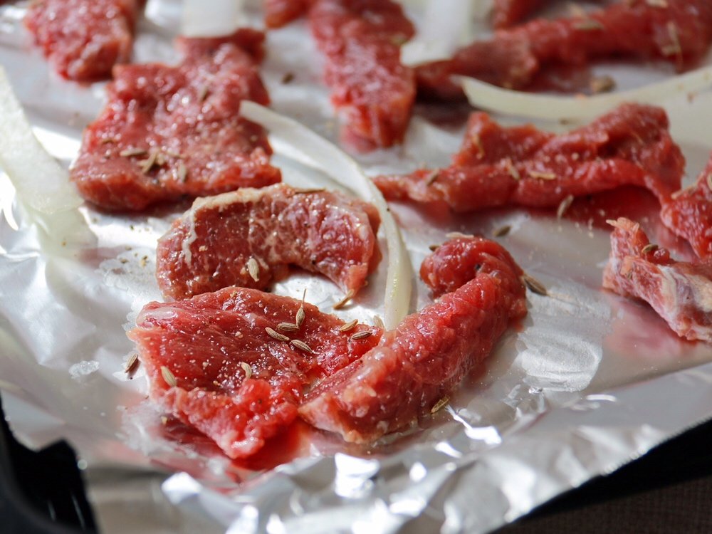 烤牛肉怎么腌制才鲜嫩？老师傅教你一招，滑嫩爽口，外焦里嫩真香