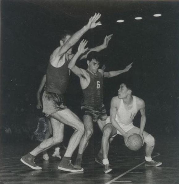 中国国家队教练给美国大学篮球队包脚赚钱,后来成为篮球解说教父