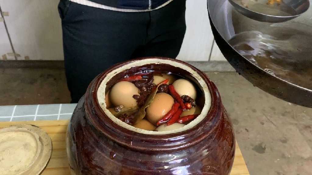 腌鸡蛋有生水一定会坏吗,腌鸡蛋二十多天不咸还需要加盐吗