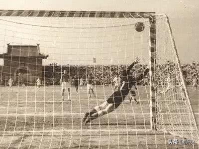 抗日时期国足,从足球场到战场