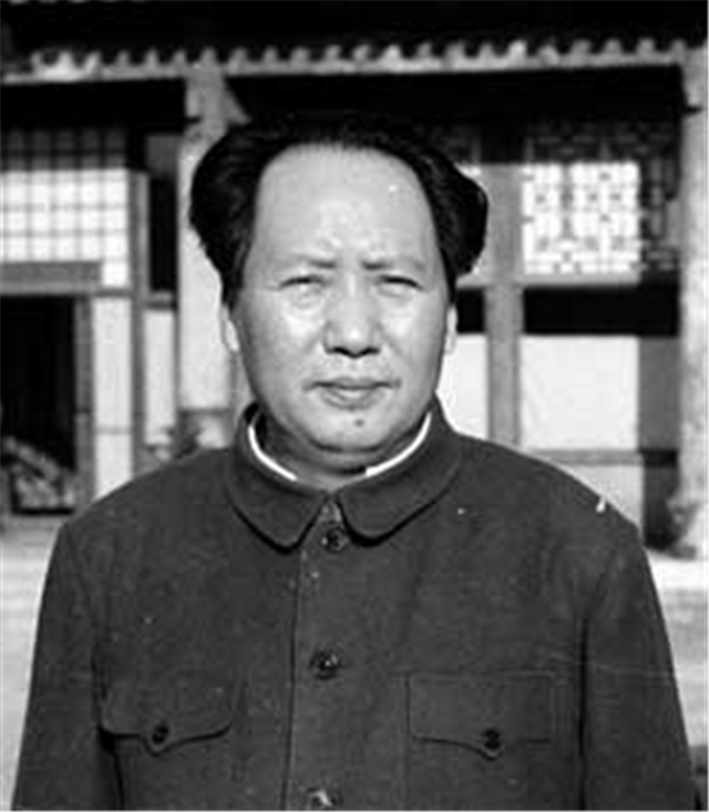 毛主席的旧鞋，鞋匠都不愿意再补：“这鞋都这么破了还补什么？”