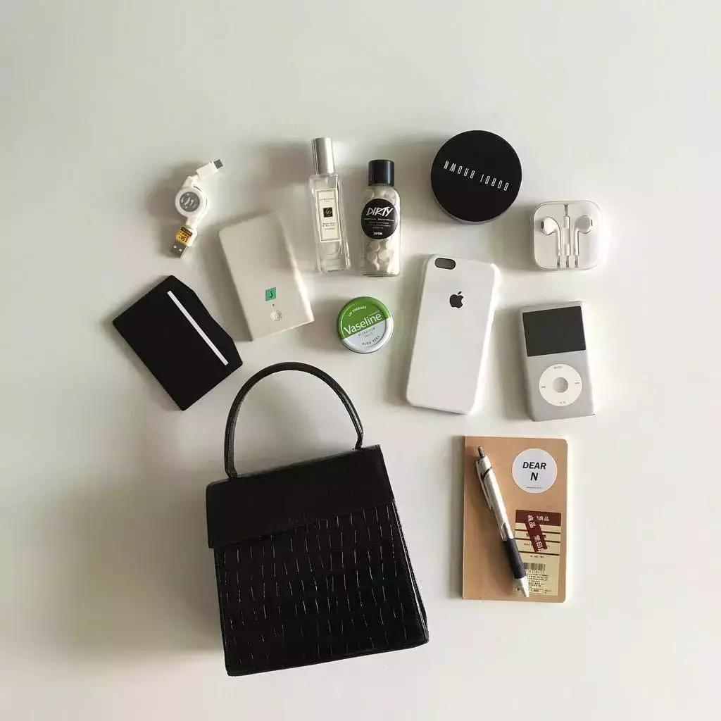 女生包里一定要装什么,女人包里应装些什么