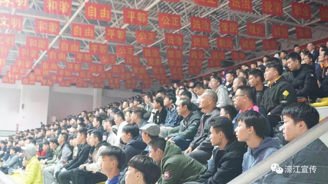 篮球比赛观众沸腾,球赛全场沸腾