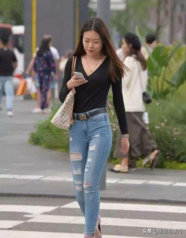 精致的瑜伽裤装扮彰显女神风范,时髦大方的瑜伽穿搭展现