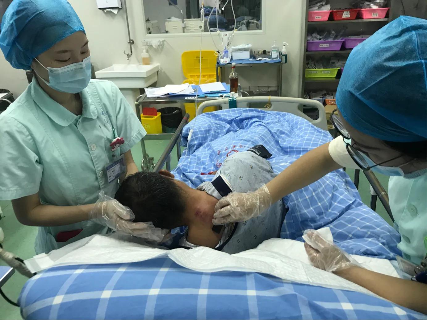 老人休克中医刮痧显奇效,老太太治疗中暑民间土方