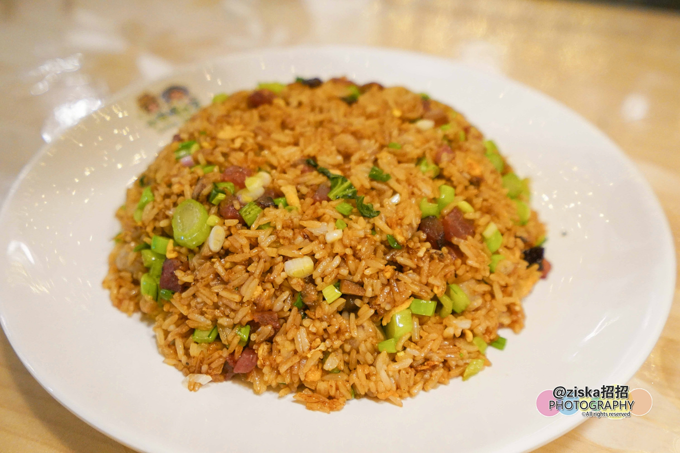 小伙探索神秘洞穴视频,小伙独自探索深山神秘古墓