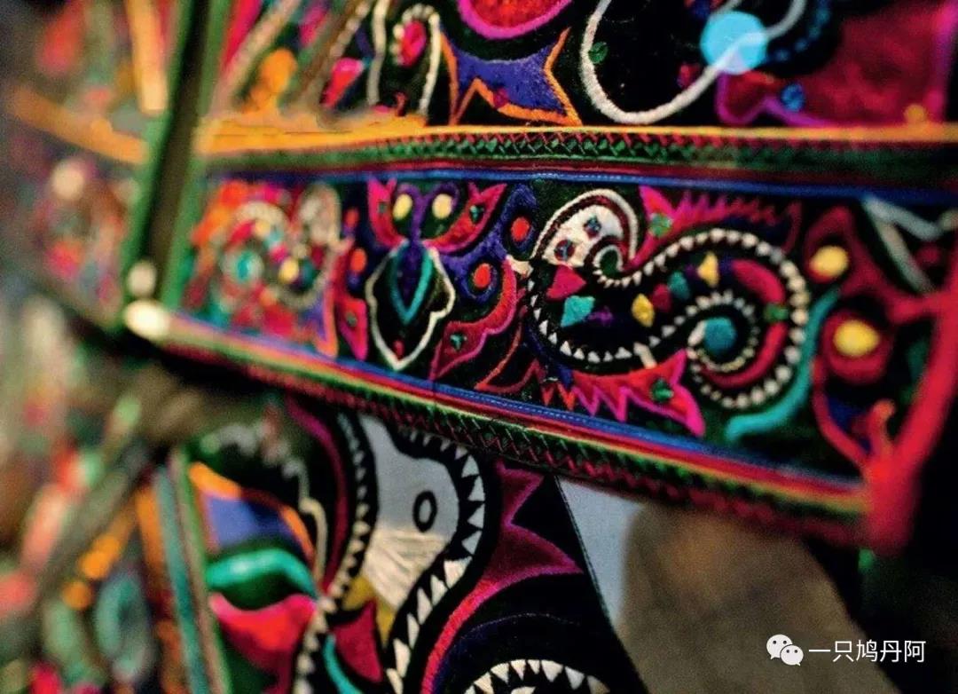 苗族百鸟衣搭配,百鸟衣苗族的介绍