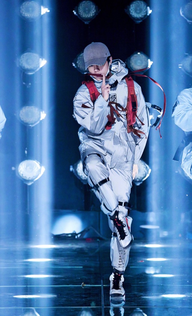 鹿晗最新广告大片曝光，粉色服装混血感满满，内娱颜值天花板