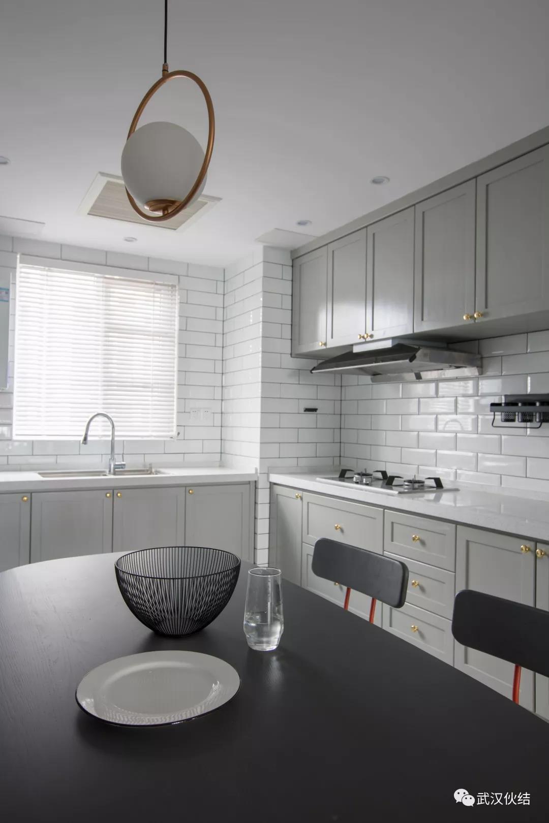 「恋·家」在灰色空间里找色块，是这个房子里最浪漫的益智游戏