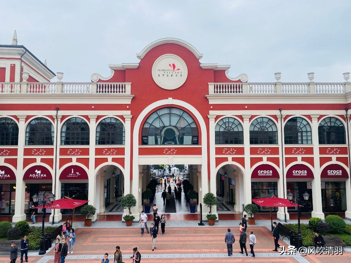 成都一个“意式”小镇火了,购物便宜品牌繁多,3500个免费停车位