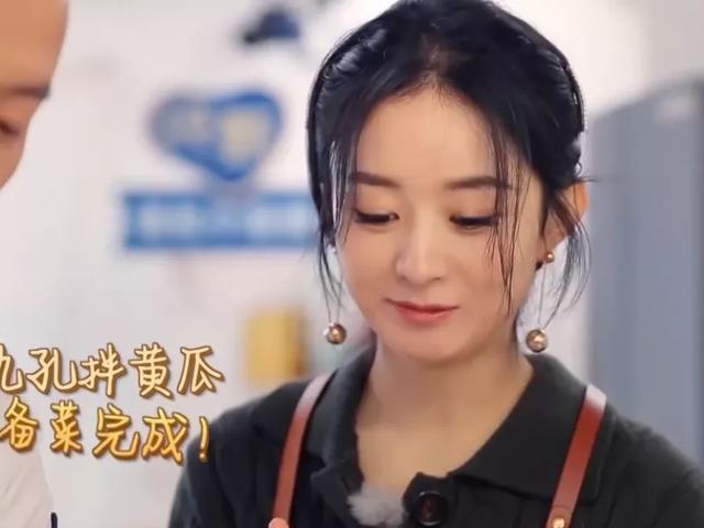 赵丽颖再出黑料，《中餐厅》备菜时不戴手套，甚至还舔了舔手指