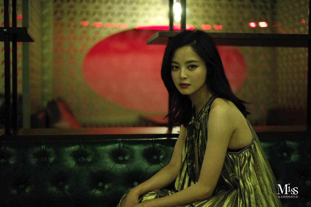 哑光妆容的魅力，在于提供漆黑的夜晚，展现色彩之美