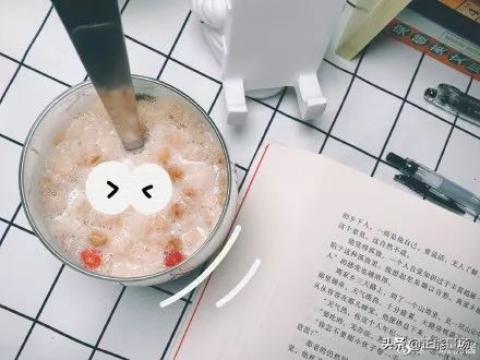 外卖小哥默默逆行,送餐小哥逆行