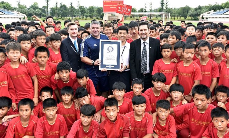 新华社谈中国足球青训,新华社点评恒大