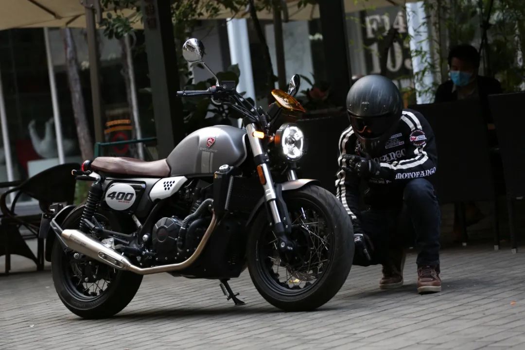 中量级双缸复古赛科龙re3试驾,宗申赛科龙re3双缸400复古摩托