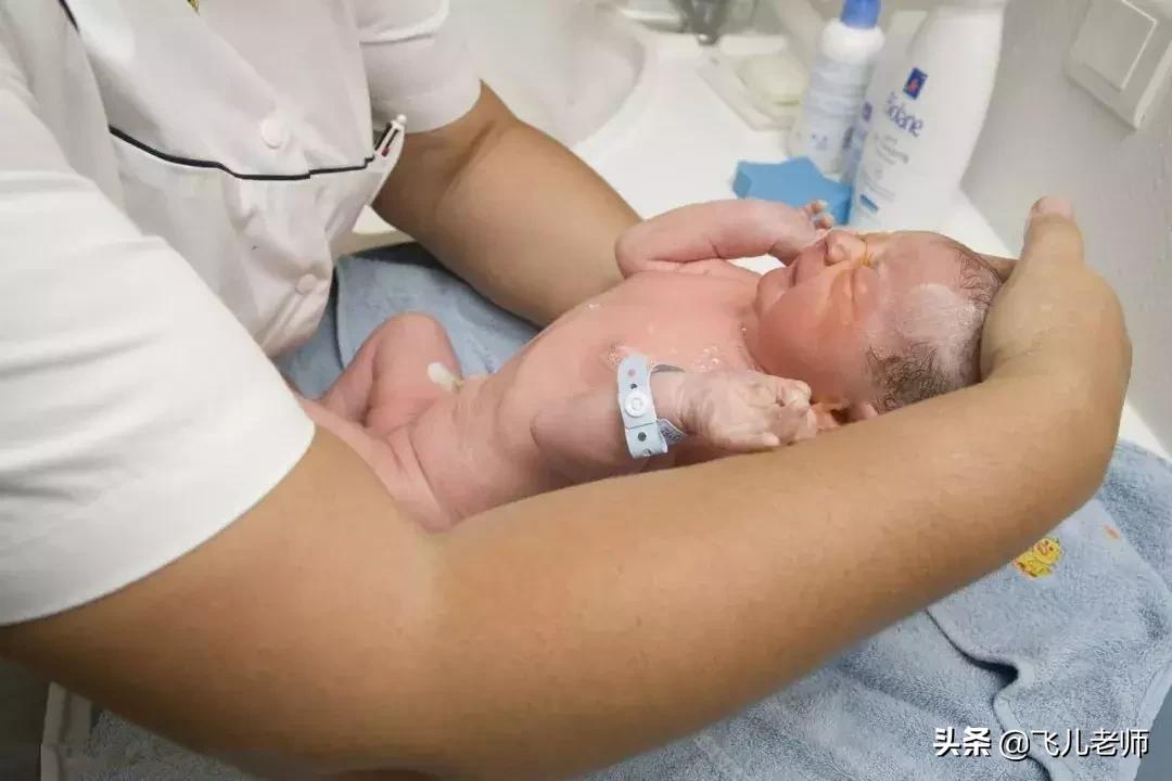 夏天勤给宝宝清洗是好事,但这4个部位不能洗的太过