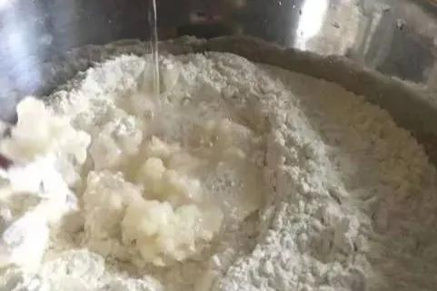 烙饼怎么做又软又劲道层多,家常烙饼怎么做好吃又松软酥脆