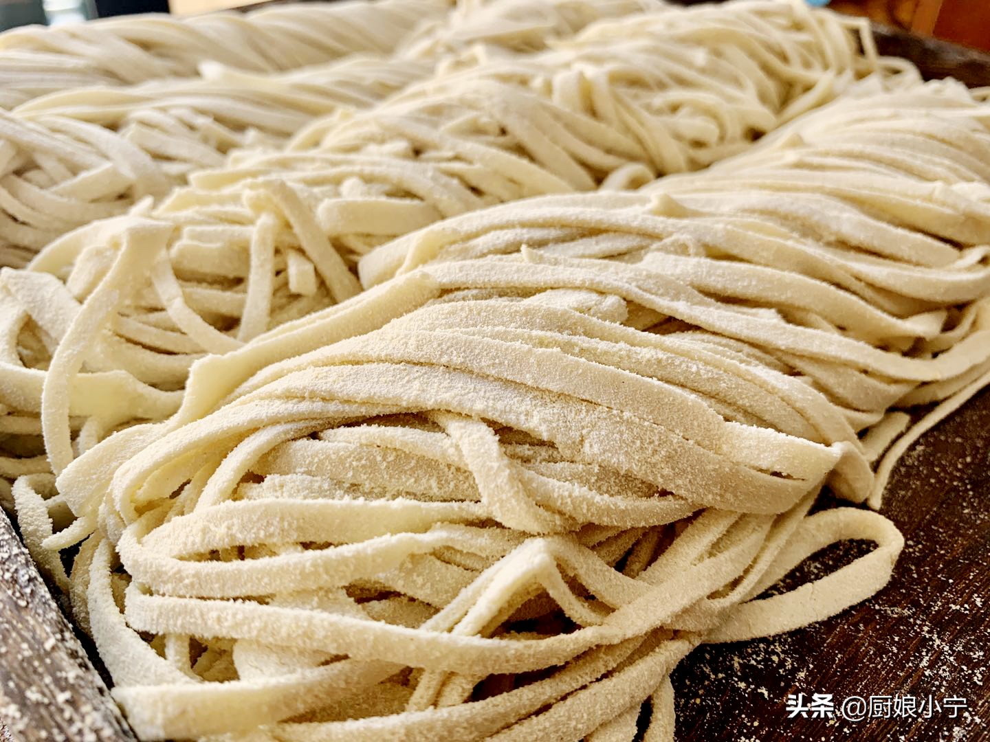 手擀面爽滑劲道有妙招，这样做不断不糟不发硬，北方老一辈做法