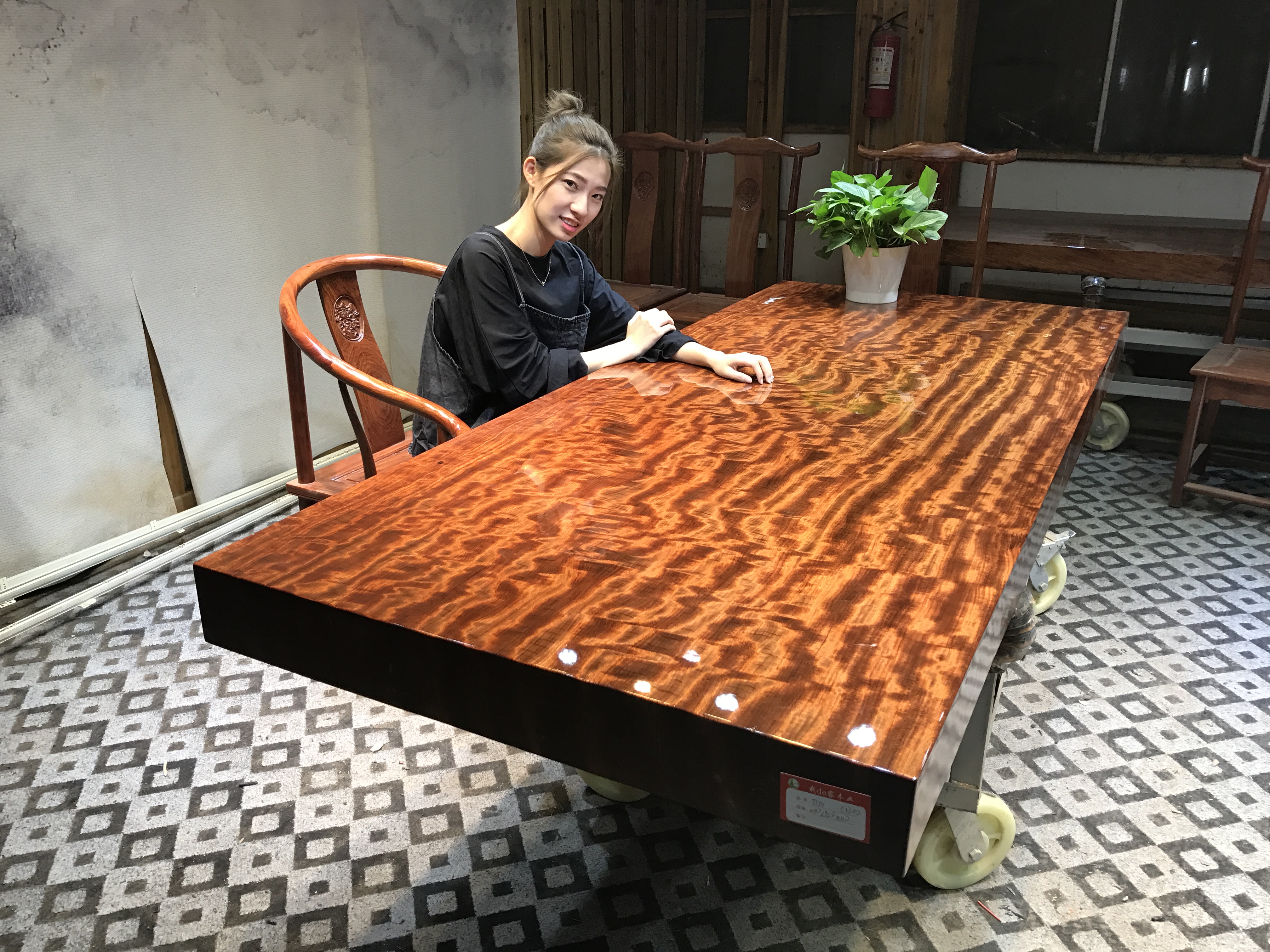 暗访东莞天价大板生产基地,原料全是称斤烂木头,富豪还排队来买