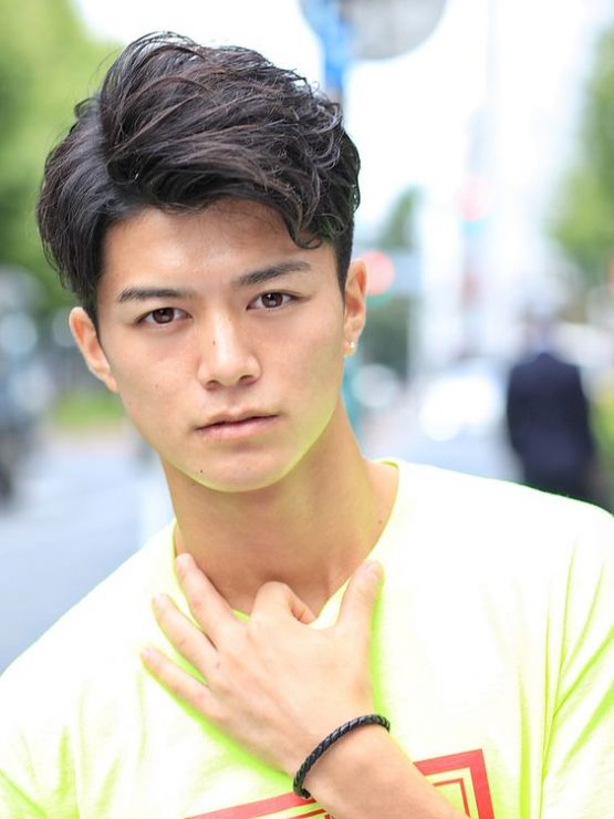 男生发质细软扁塌油腻自然卷发型,男生卷发造型中长发圆脸