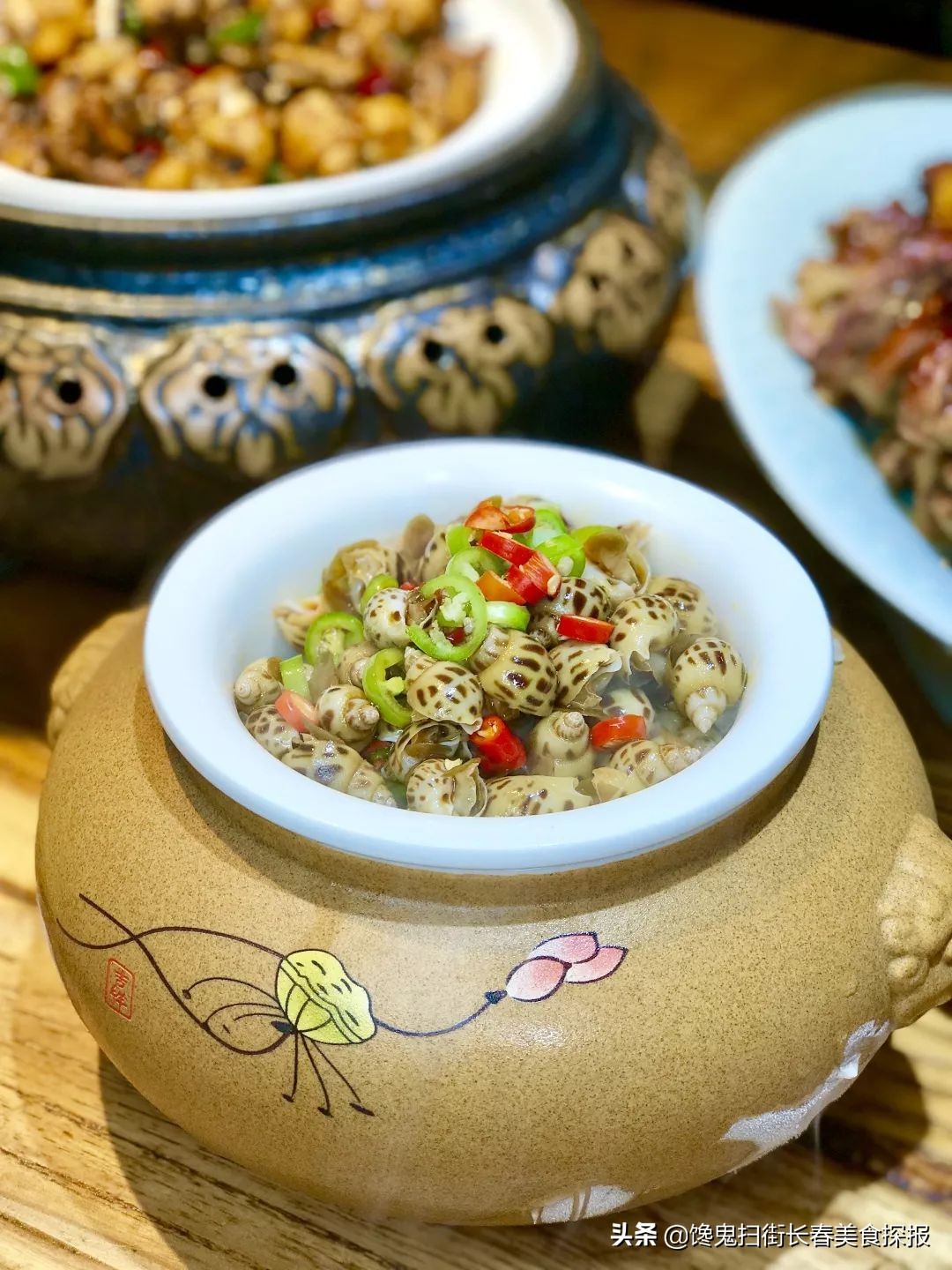 二道老厂区奇店。鹅的一切，全都炭火烤。烤鹅脖大锤抡