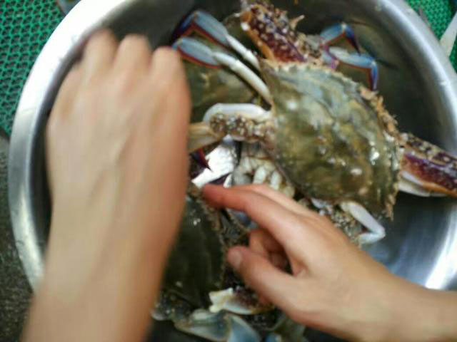 一轮骄阳升日照，二夜美梦伴海涛，三天渔家海鲜饱朋友同行欢笑多