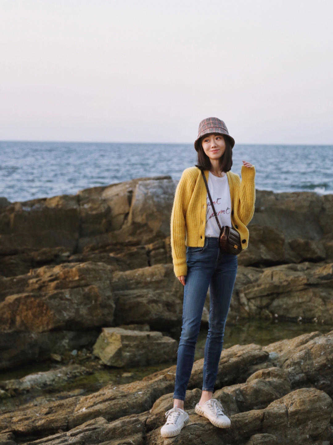 儿童黑色皮夹克搭配蓝色牛仔裤,黑色机车皮夹克搭配什么牛仔裤