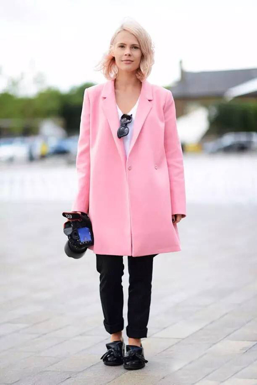 粉色羊毛中长款大衣搭配长裙图片,今年最火粉色大衣搭什么裤子