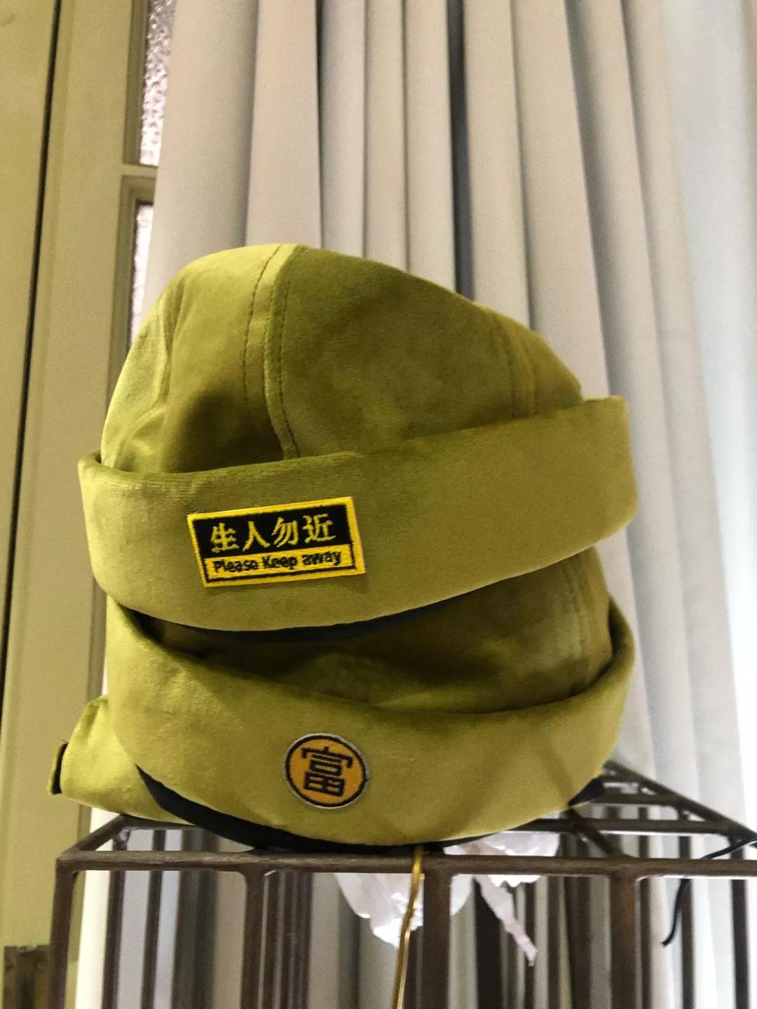 专访|“头大戴不下”怎么办？帽匠设计师Coco跟你聊帽子的学问