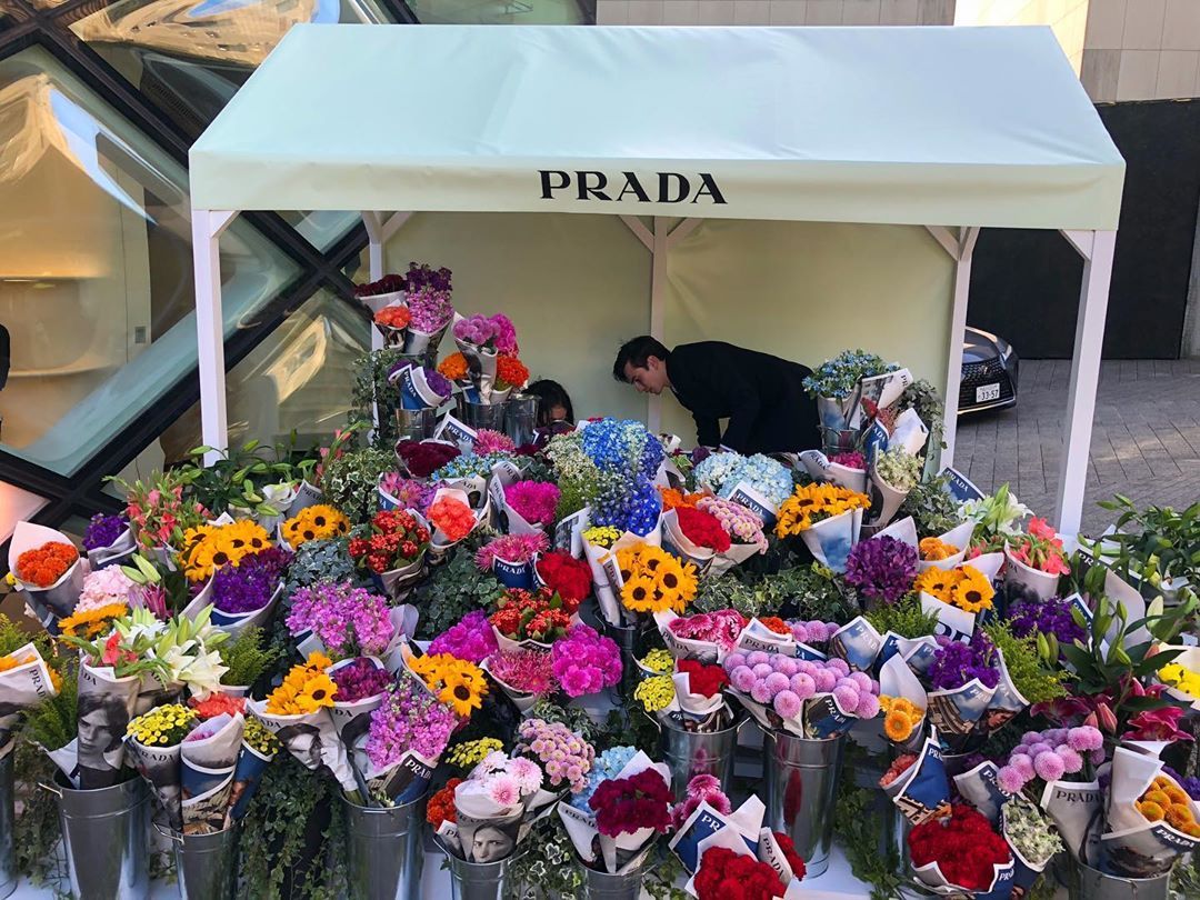 女王节，Prada鲜花让时尚破格融入日常