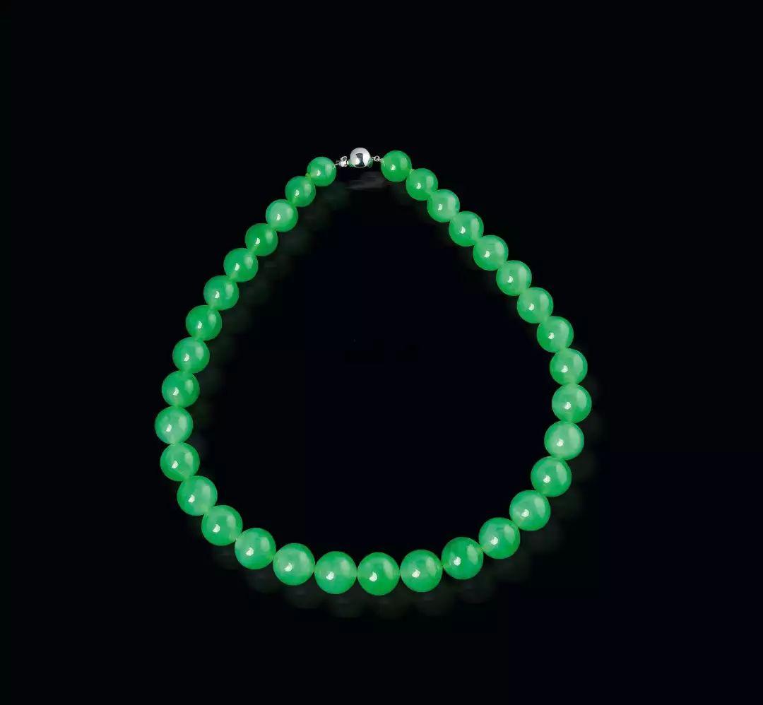 女人适合戴翡翠还是戴玉,女人戴翡翠紫罗兰挂件有什么功效