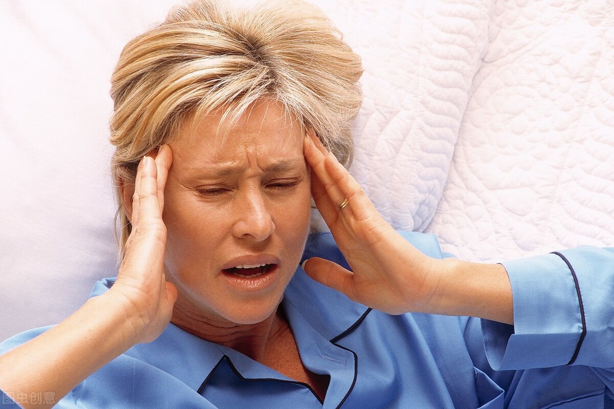 更年期症状的根源是雌激素减少,更年期女性雌激素和孕激素缺乏