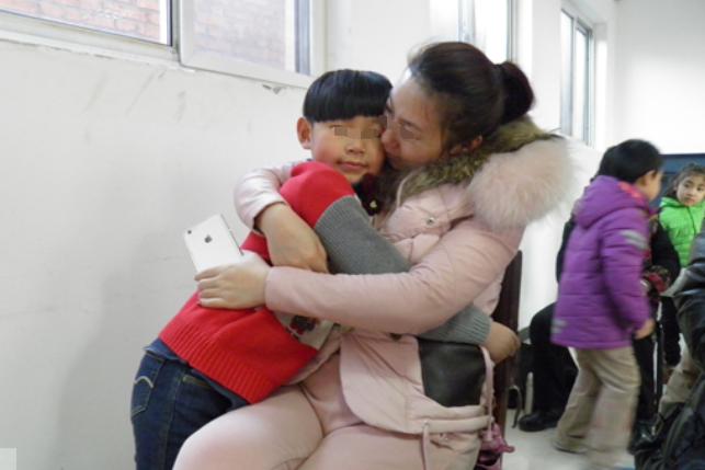 小男孩有什么错只是想要抱抱,为什么小男孩更需要抱抱