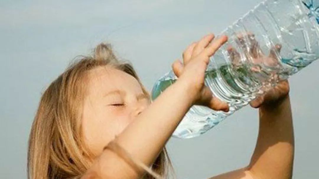 宝宝不爱喝水怎么办最有效的方法,宝宝不爱喝水可以喝白开水吗