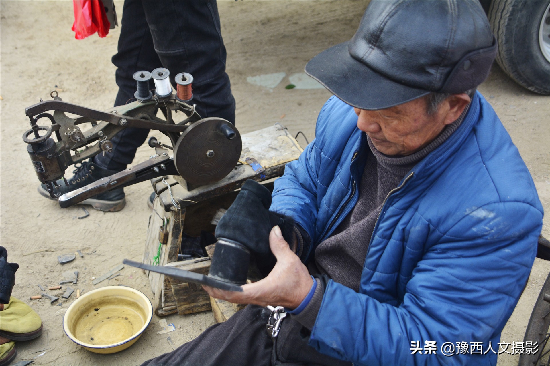 农村包工头捡到一把锋利小刀,转行修皮鞋,30年熬走6位老师傅