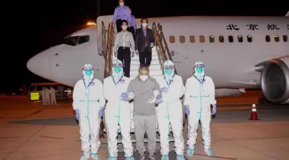 「12.2新闻速递」浸大学生会会长方仲贤被捕;《我和僵尸有个约会》重启;澳门11月*彩博**收入下挫七成