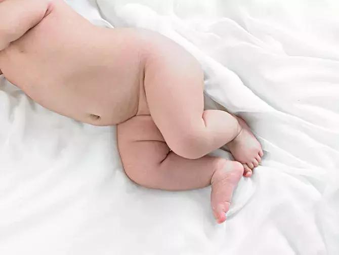 月嫂阿姨如何解决宝宝肚子胀气,小宝宝肚子胀气一招自愈