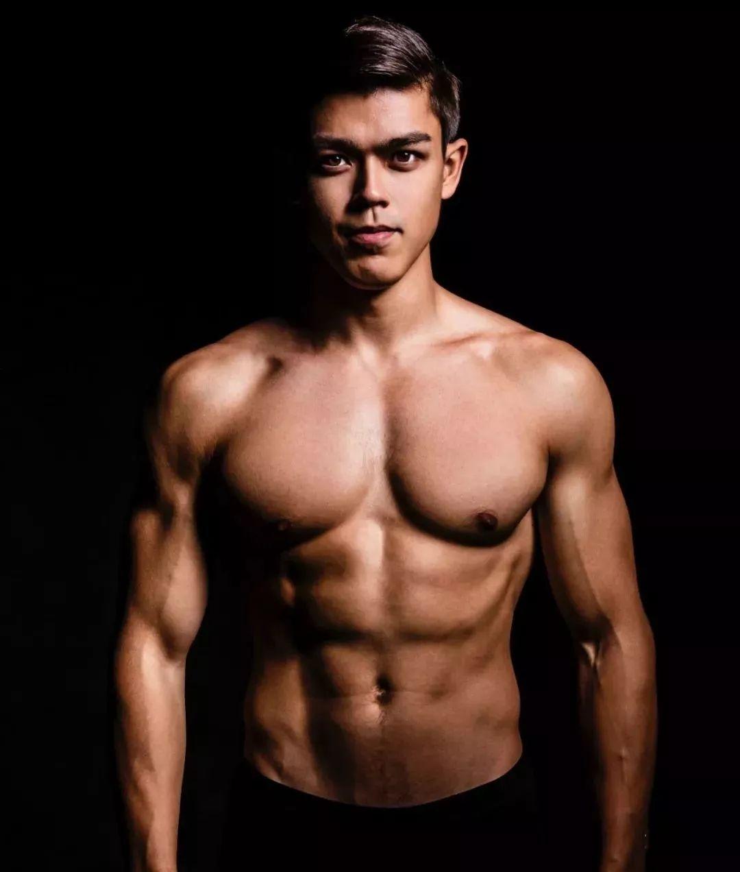 混血肌肉男模被“硬核阿姨”袭胸？她们做了我不敢做的事！