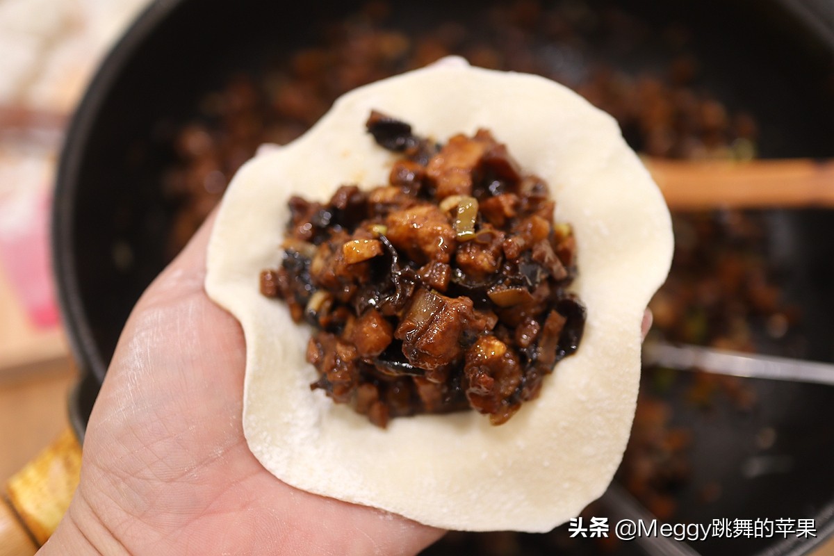 春天必吃的春笋酱肉包子，一锅16个全进肚了，抹抹嘴还没解馋
