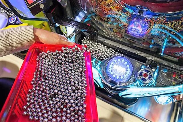 除了麻将，日本人还沉迷于这个赌博设备，一年花费过万亿元