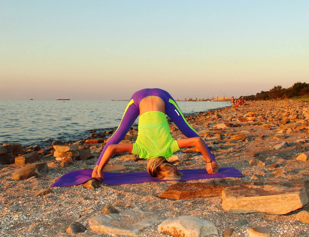 简单腿部拉伸动作跟练,10分钟腿部拉伸美化腿部线条