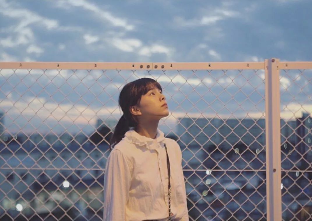 拍照尴尬怎么化解,拍照不自然不上镜的解决办法