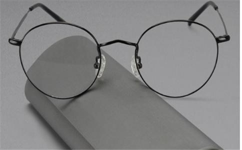 眼镜爆膜与脱膜的区别,眼镜镜片脱膜和刮花区别